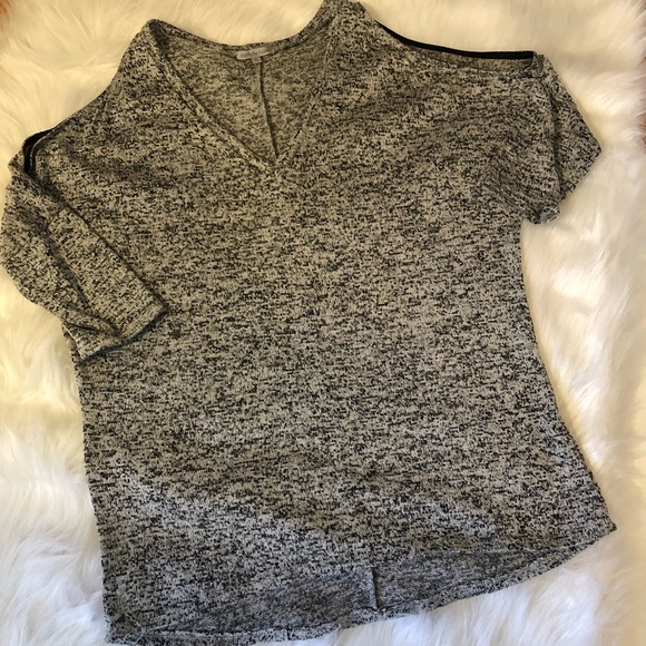 Open shoulder shirt 👚 - Picture 1 of 4